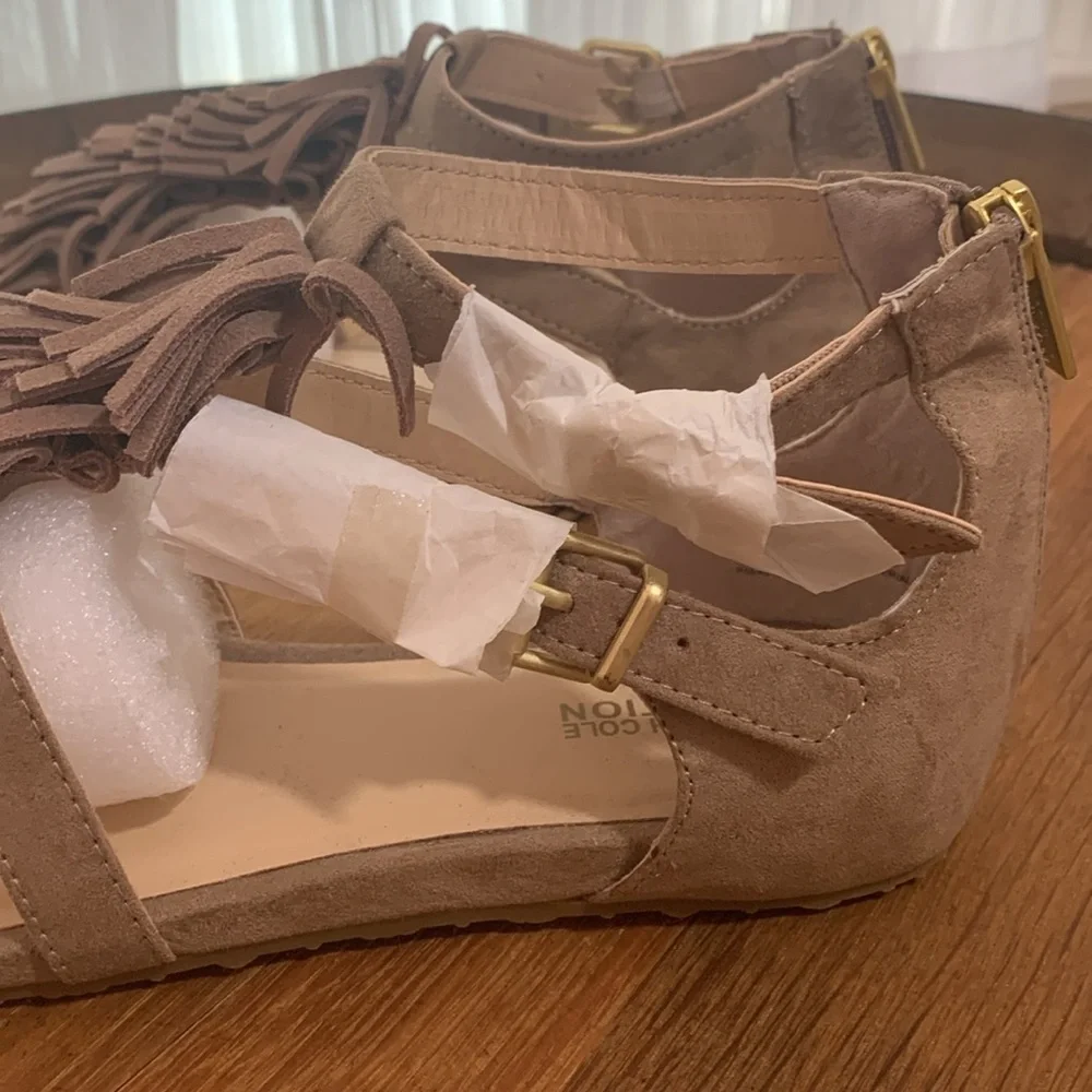 Kenneth Cole Reaction | NWOB Audra Struck Sand Fringe T-Strap Sandal 6